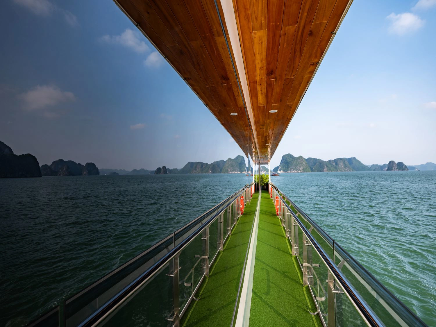 一日游 | 乘坐 Sunlight Grand Cruise 探索下龙湾